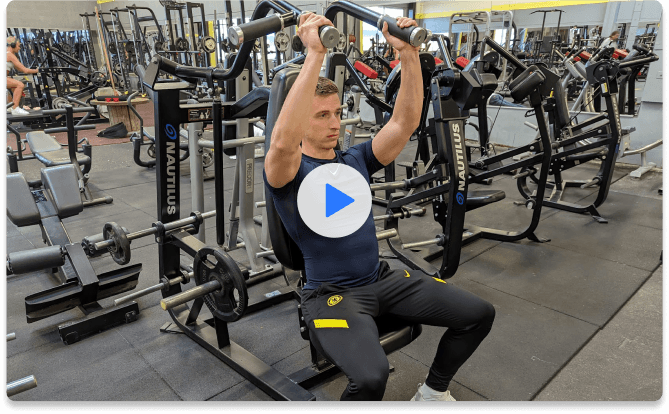 Exercice du développé militaire à la machine guidée disponible sur l'application Traener